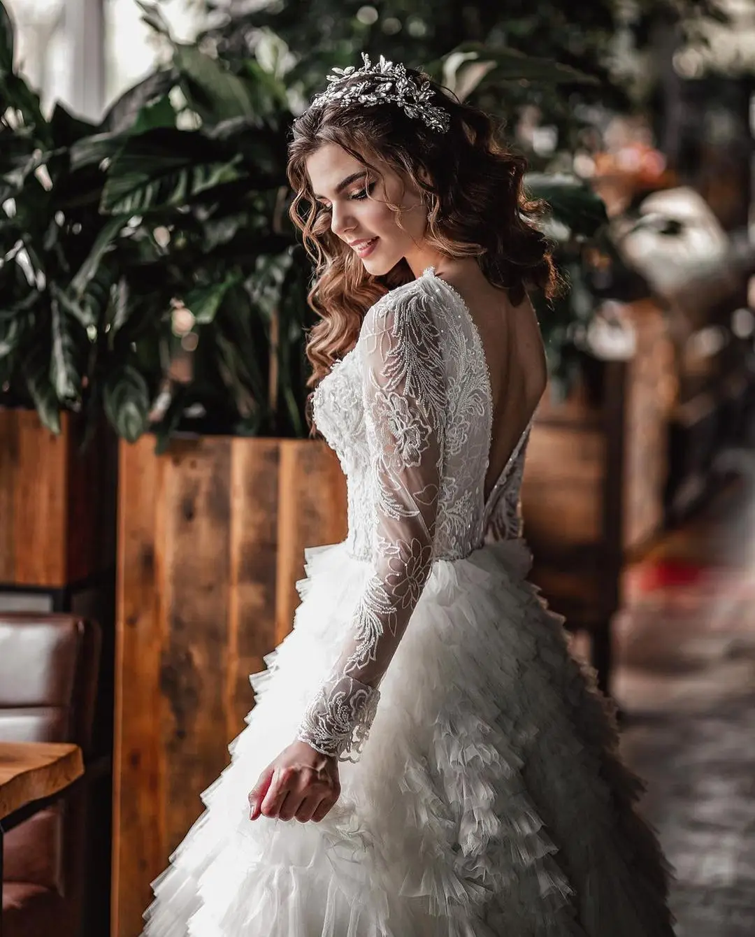 Vestidos de novia elegantes con cuello en V profundo, vestidos de novia con volantes escalonados, Espalda descubierta, Apliques de encaje a medida, manga larga