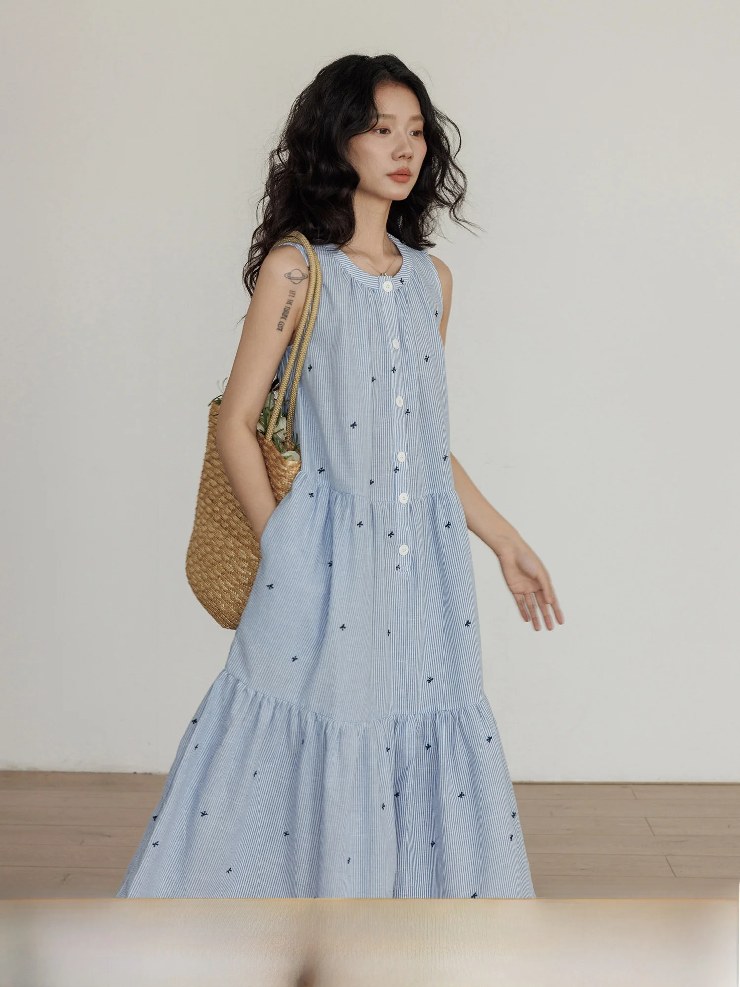 

Summer New Women's round Neck Embroidered Striped Design Loose Sleeveless Vest Dress Casual Style A-Line Long Dress