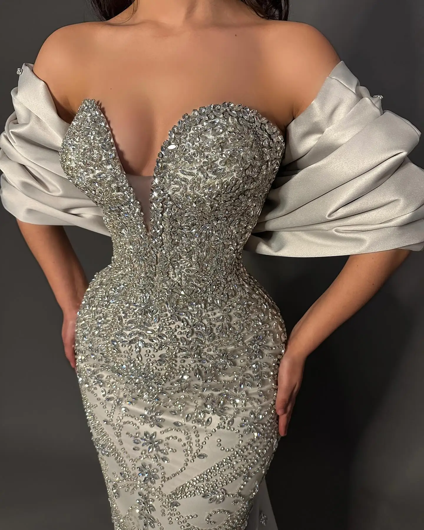 SWEMILE Maßgeschneiderte Abendkleider voller Diamanten mit großer Schleife und Schleppe, sexy trägerloses Kristallperlen-Meerjungfrau-Abschlussballkleid, Dubai-Kleider