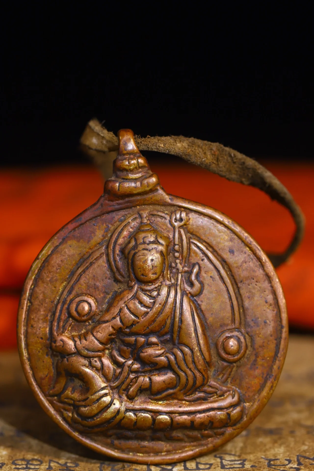 

2"Tibetan Temple Collection Old Bronze Cinnabar Guru Rinpoche Padmasambhava Eight Trigrams Pendant Amulet Dharma Town house