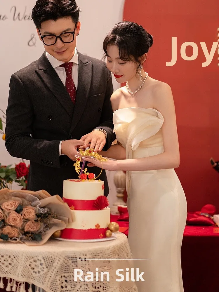 

Элегантное короткое вечернее платье из сатина с вырезом-лодочкой и силуэтом «рыбий хвост» для свадеб, помолвок и корпоративных торжеств.