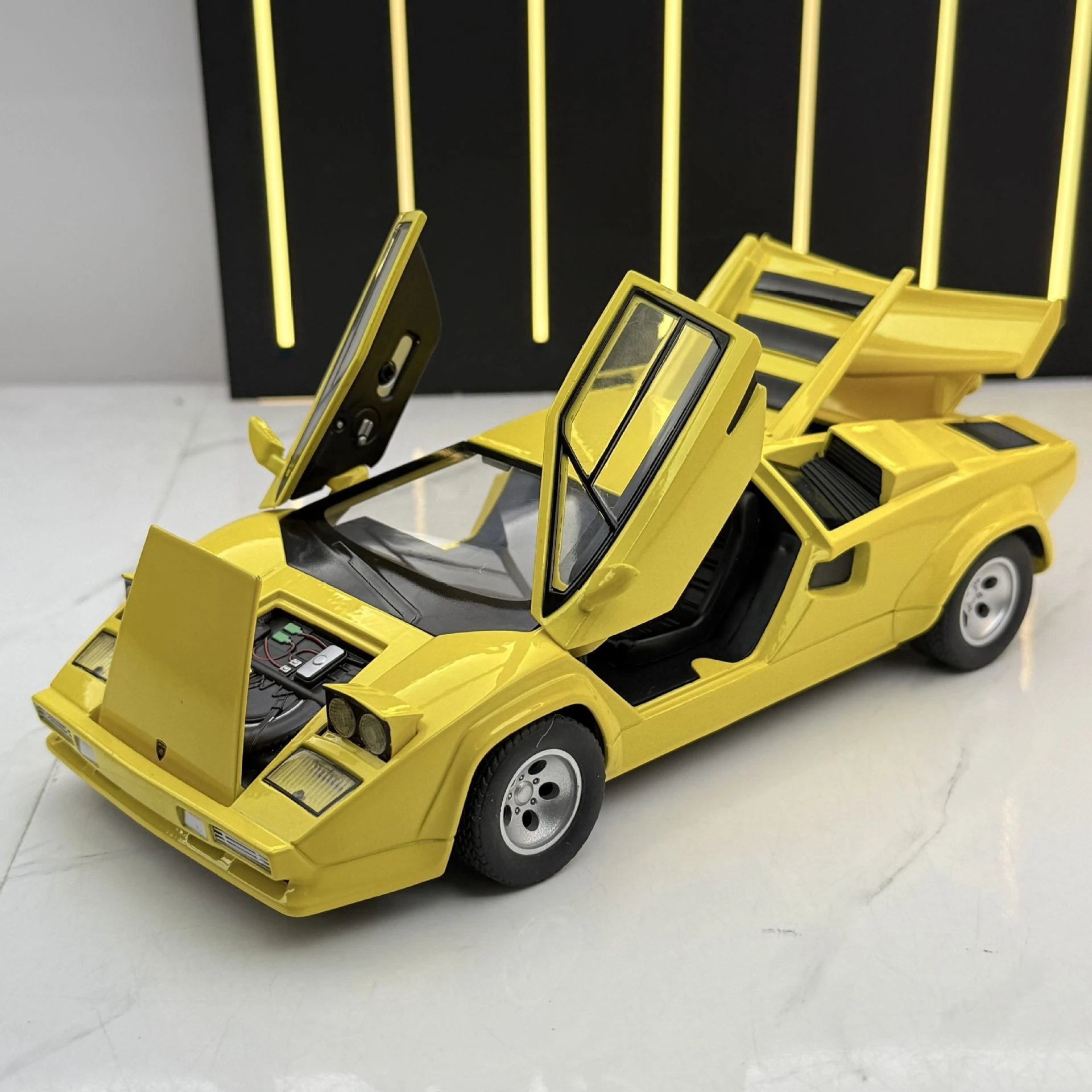 รถของเล่นจำลอง Countach LP500S ขนาด 1:24 พร้อมเสียง ไฟ ระบบดึงหลัง ปีกหลังยกได้ ของเล่นเด็ก ของที่ระลึก
