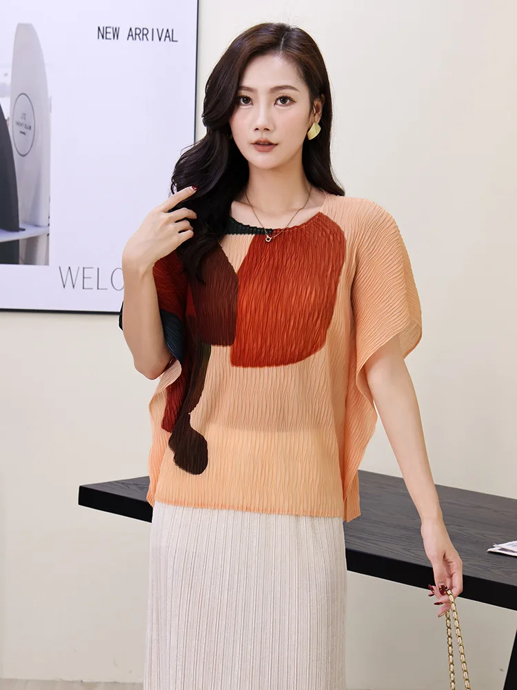 Miyake 2025 verão nova onda borda fenda de manga curta camiseta feminina manga morcego em torno do pescoço solto topo de manga curta