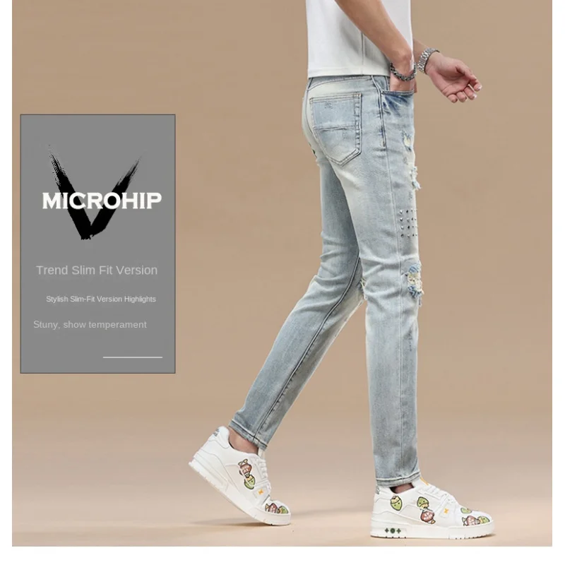 

Высококачественные рваные мужские джинсы, приталенный крой на маленьких ножках, эластичный модный тренд, новинка весны/лета 2025 года, светлый цвет в стиле ретро.