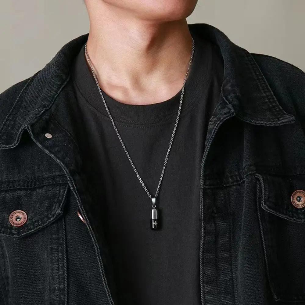 สร้อยคอพร้อมจี้รูปแคปซูลทำจากสแตนเลสสำหรับผู้หญิงและผู้ชายสร้อยคอเม็ดยาแบบกลวงมีสลักลายกางเขนสำหรับใส่น้ำหอม