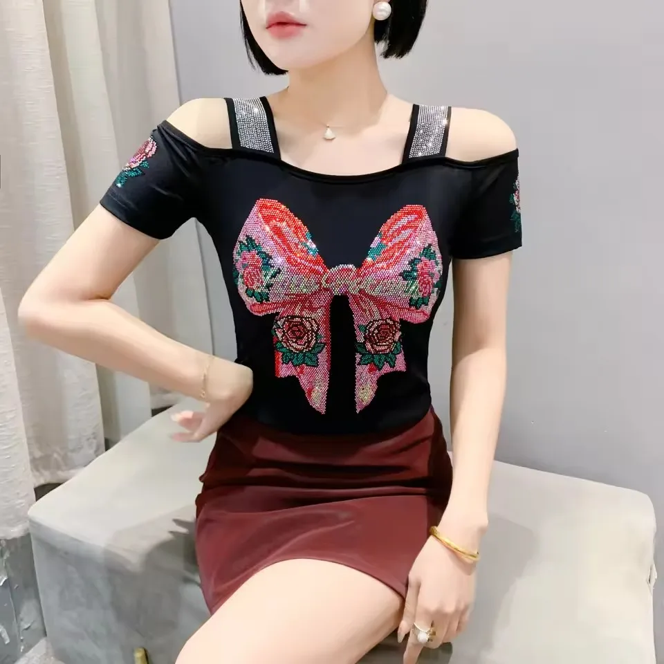 2025 Hoge Kwaliteit Dames Zomer Nieuwe T-Shirt Chic Fashion Bow Hot Diamonds Tops vrouwen Sexy Off Schouder Slanke Tees blouse