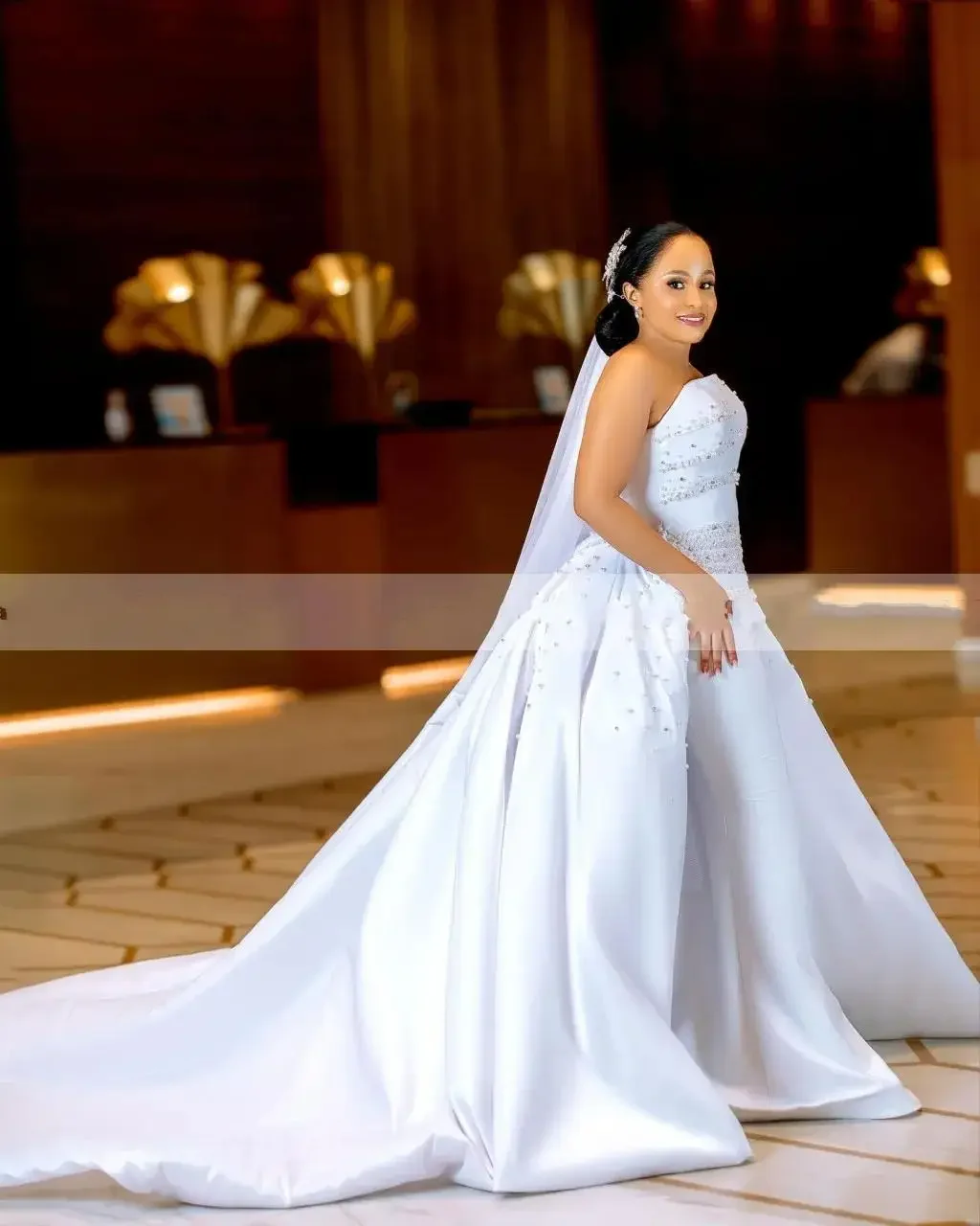 فستان زفاف مخصص بكتف واحد لؤلؤ لامع للعروس 2025 ساتان فيستدوس دي نوفيا زي العرائس مع تنورة قابلة للإزالة