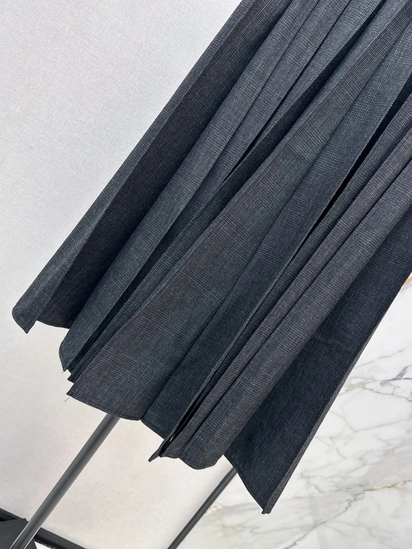 High Quality Women High Waist Small Plaid Pleated Midi Skirt Solid Color Invisible Zip Elegant Commute Long Skirt lyt2672337