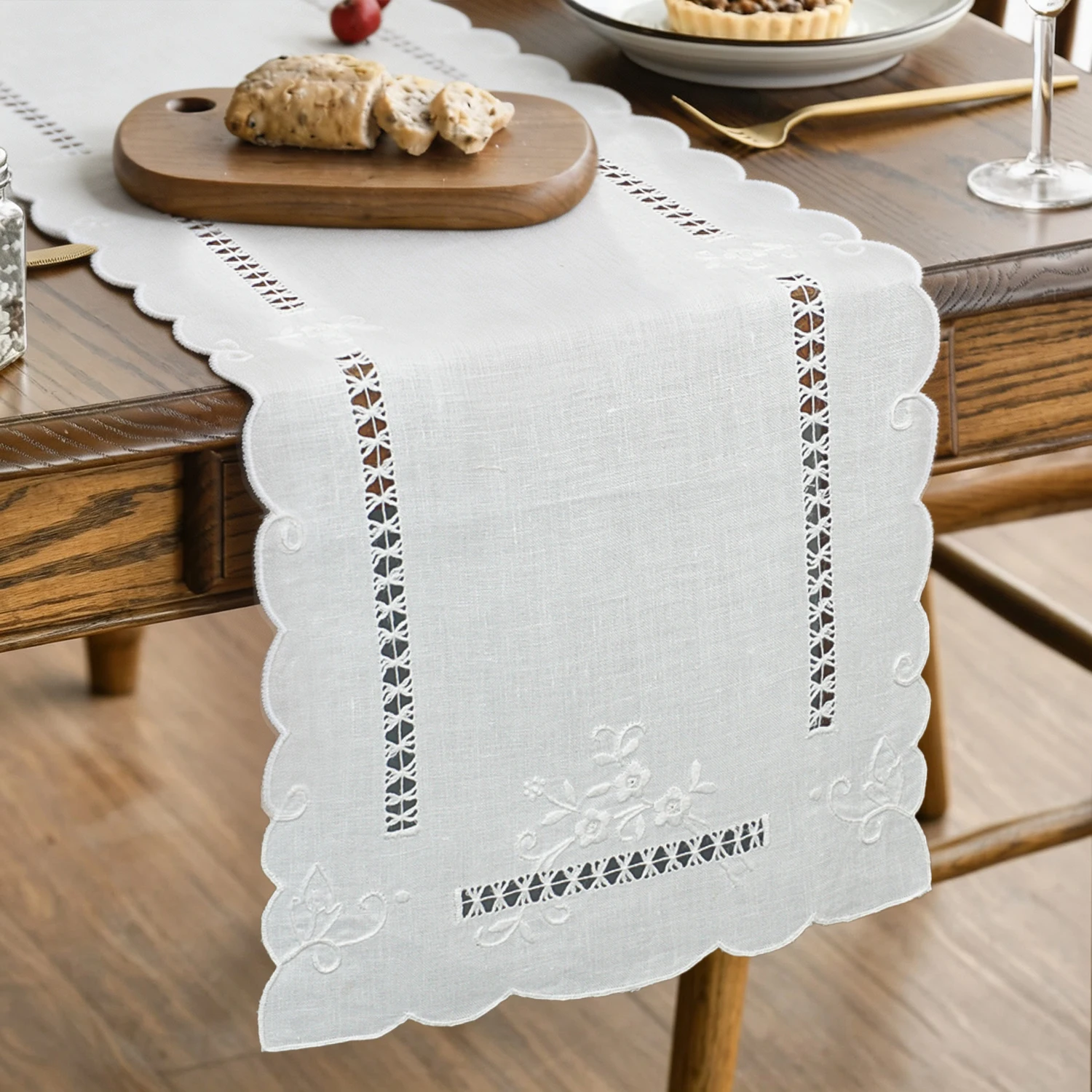 Handmade Embroidered Linen Table Runner French Vintage Hollow Cutwork Floral Table Flag Scalloped Edge Dining Table Decor Home