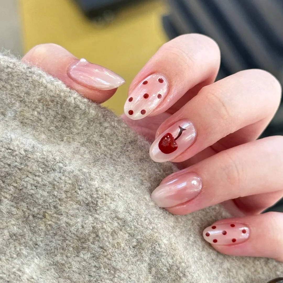 

10 шт., короткие овальные ногти ручной работы, красные вишневые горошки, дизайн Авроры, милые милые накладные ногти, носимые советы по дизайну ногтей