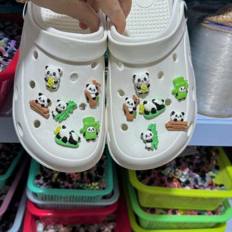 Accesorios para zapatos con dibujos de Panda y bambú para niños, zapatillas con agujeros y hebilla decorativa, para niña de las flores, 2024