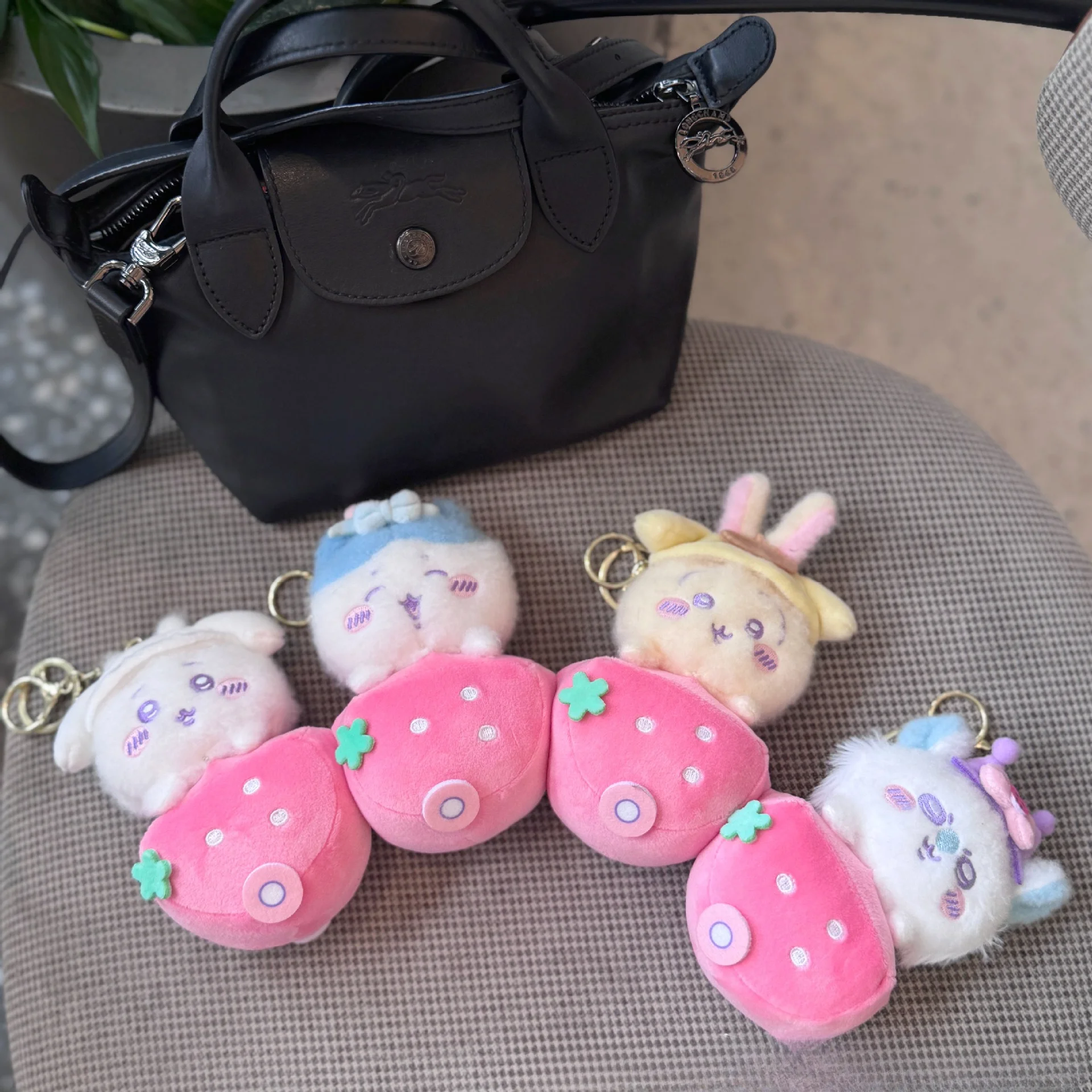 Hachiware Usagi Strawberry Car - Carabiner Keychain ulasan dan harga
