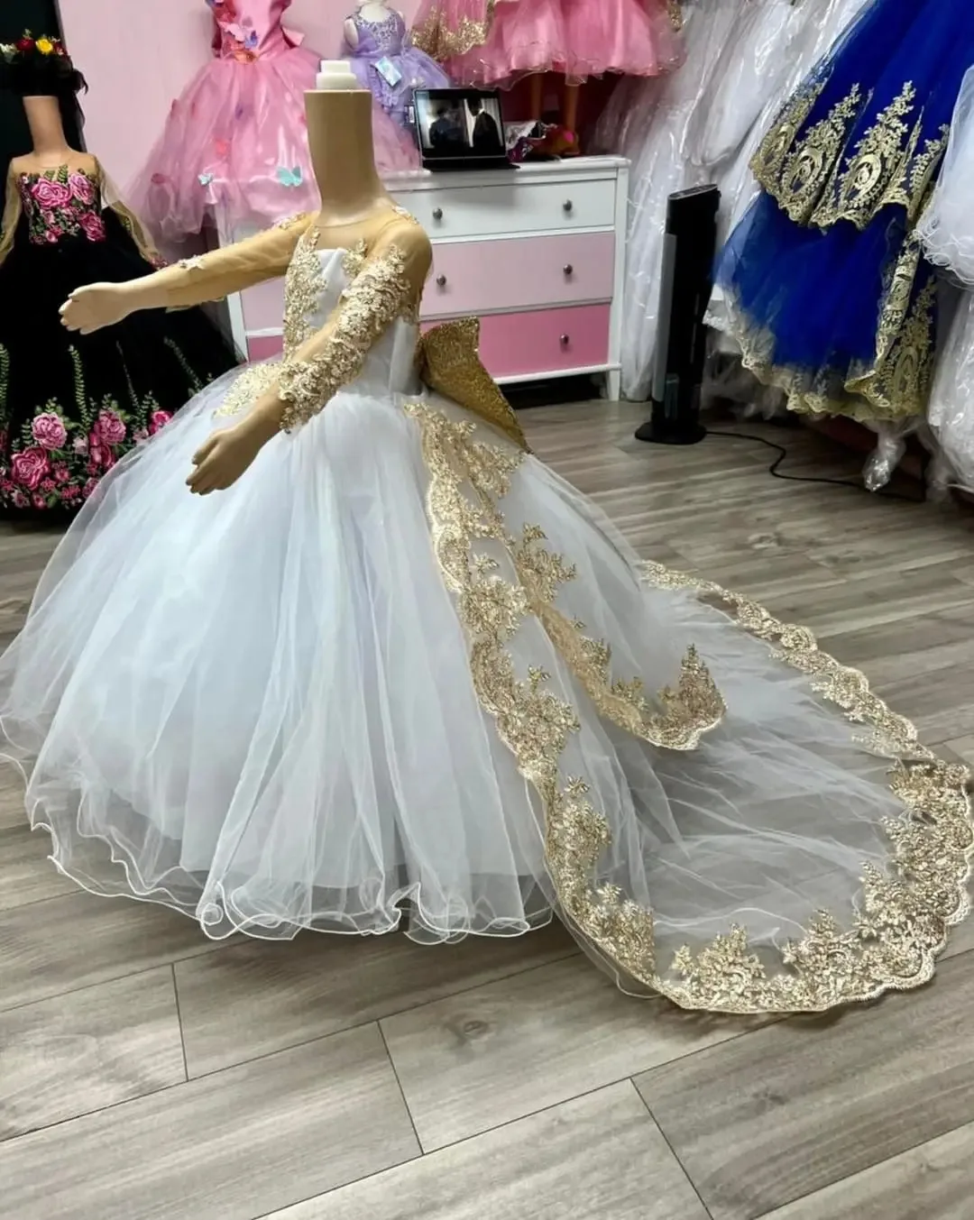 Abiti da ragazza di fiori per matrimonio con fiocco applicazioni in pizzo lunghezza pavimento ragazza festa di compleanno per bambini abito da prima comunione personalizzato