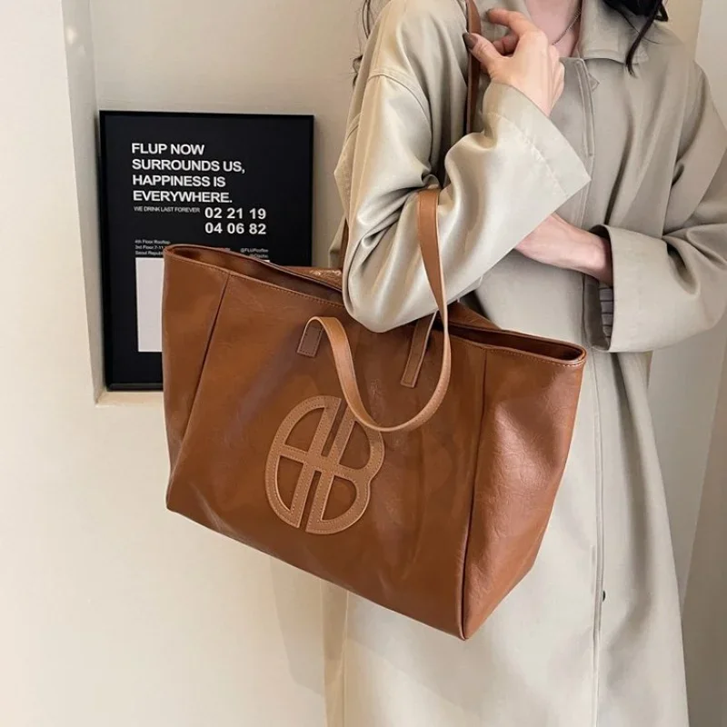 

Женская сумка-кроссбоди из высококачественной кожи, создающая модный и элегантный парижский повседневный образ. ​