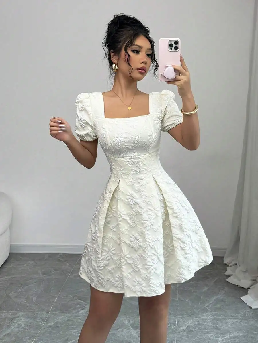

Женское белое жаккардовое мини-платье А-силуэта с пышными рукавами и квадратным вырезом