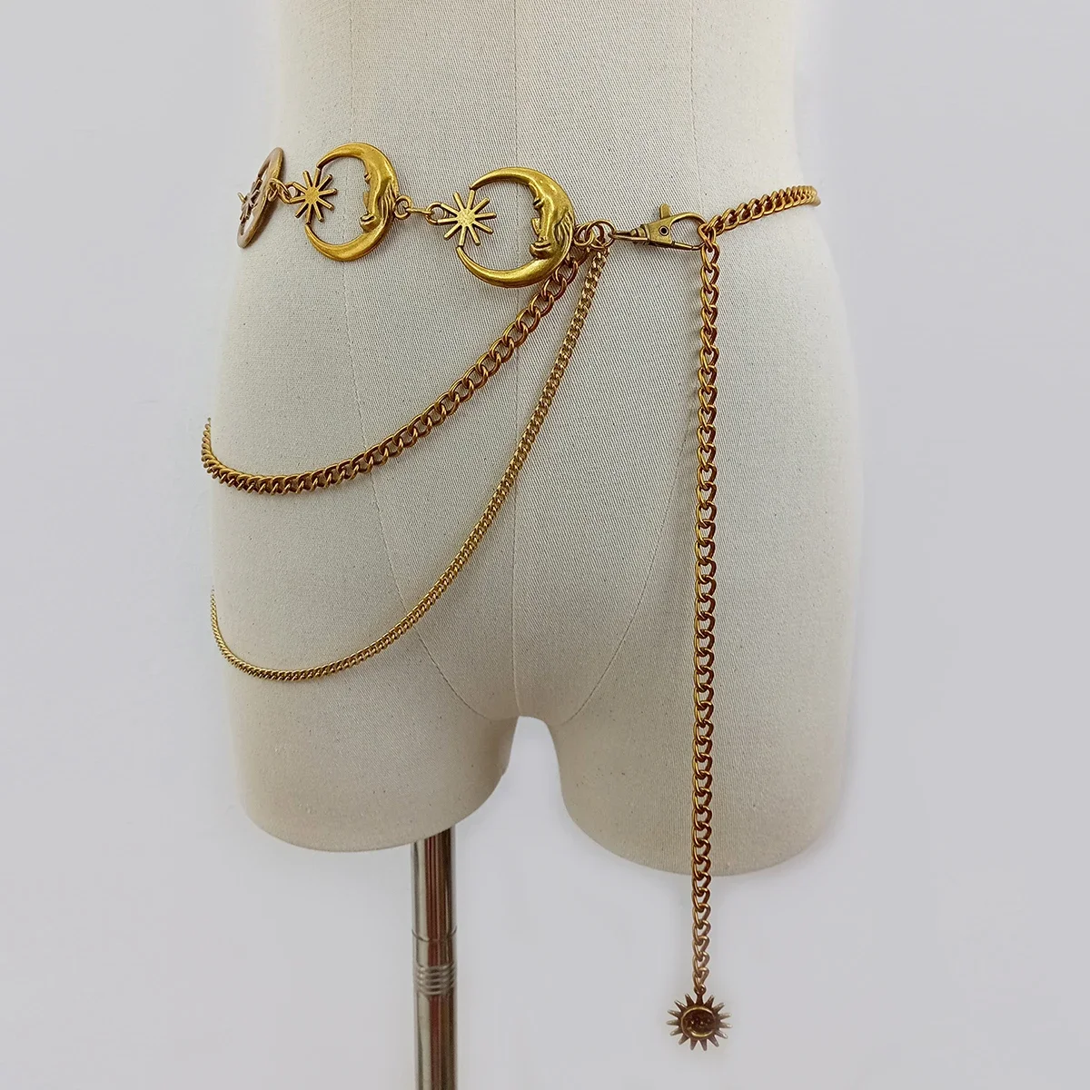 Fashion Vintage Gold Chain Belt Female Goth Moon Metal Designer Belts For Women High Quality Female Waist Tassle Goth Dress Cors