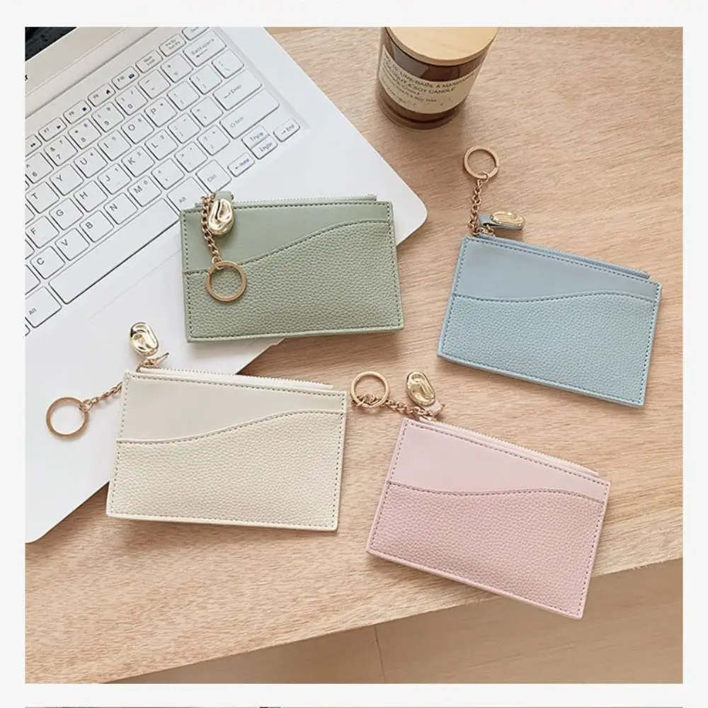 حامل بطاقات صغير أنيق من جلد البولي يوريثان، محفظة عملات معدنية رفيعة مع حافظة بطاقات سلسلة مفاتيح للنساء