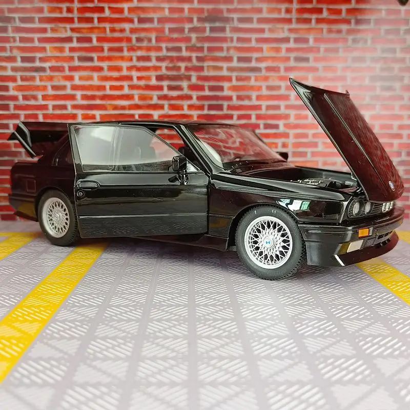 1:24 BMW M3 E30 1988 portas de modelo de carro em liga metálica e capô dianteiro e porta do porta-malas também podem ser abertas tem funções de som e iluminação
