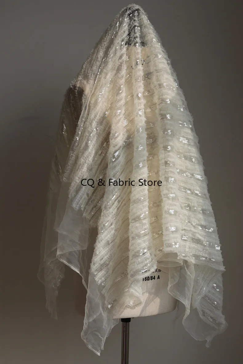 Wunderschöner beigefarbener Pailletten-Spitzenstoff für Cocktailkleider und Hochzeitskleider und Abendkleider, Nähzubehör auf dem Garten