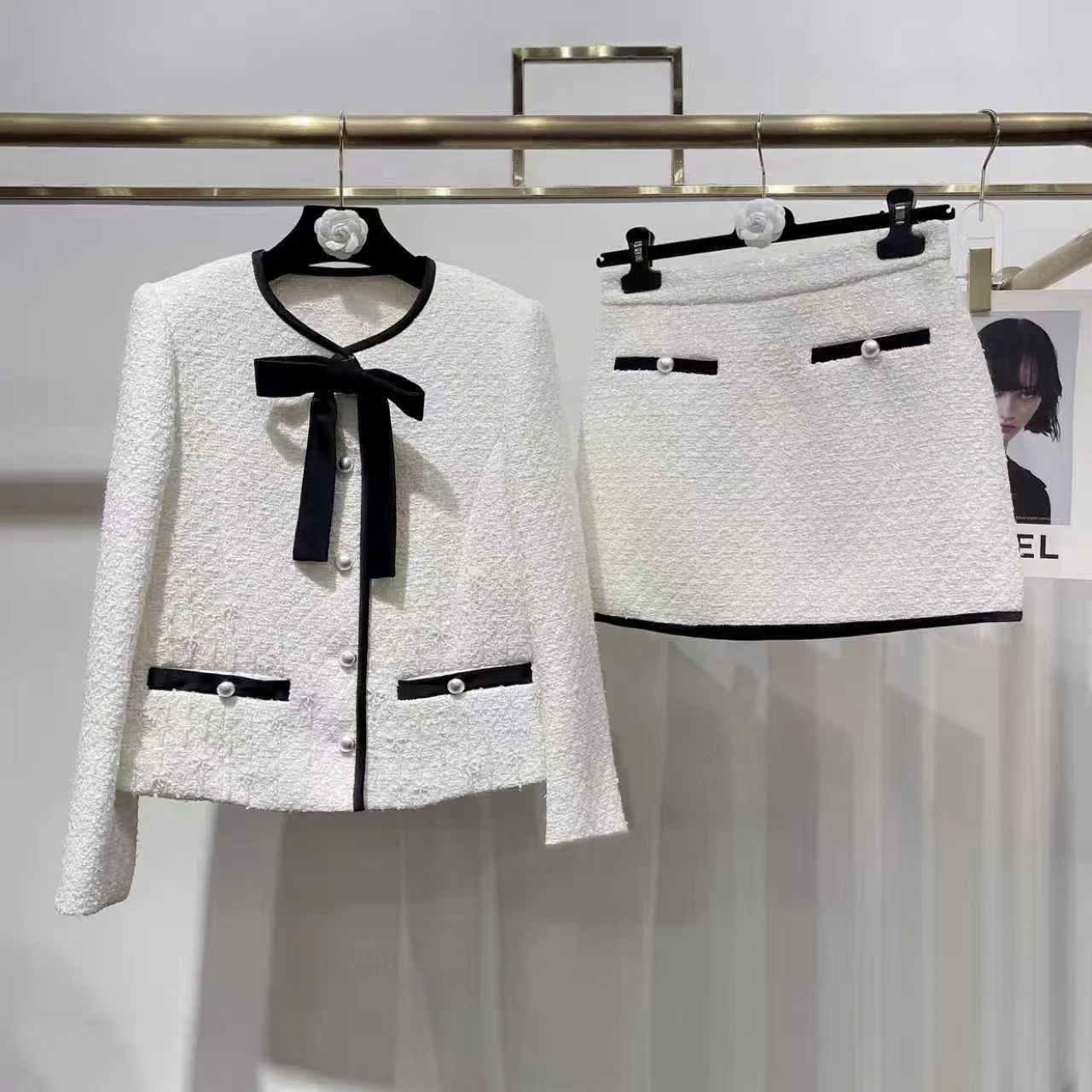 Autumn and Winter Elegant Age-reducing Contrast Color Short Jacket Overskirt Suit