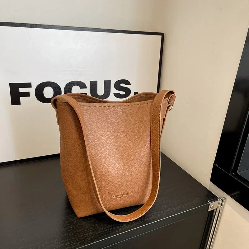 

Light Luxury Niche Bag for Women 2025 Autumn and Winter New Versatile Single Shoulder Crossbody Bag Simple Bucket Bag Paquete