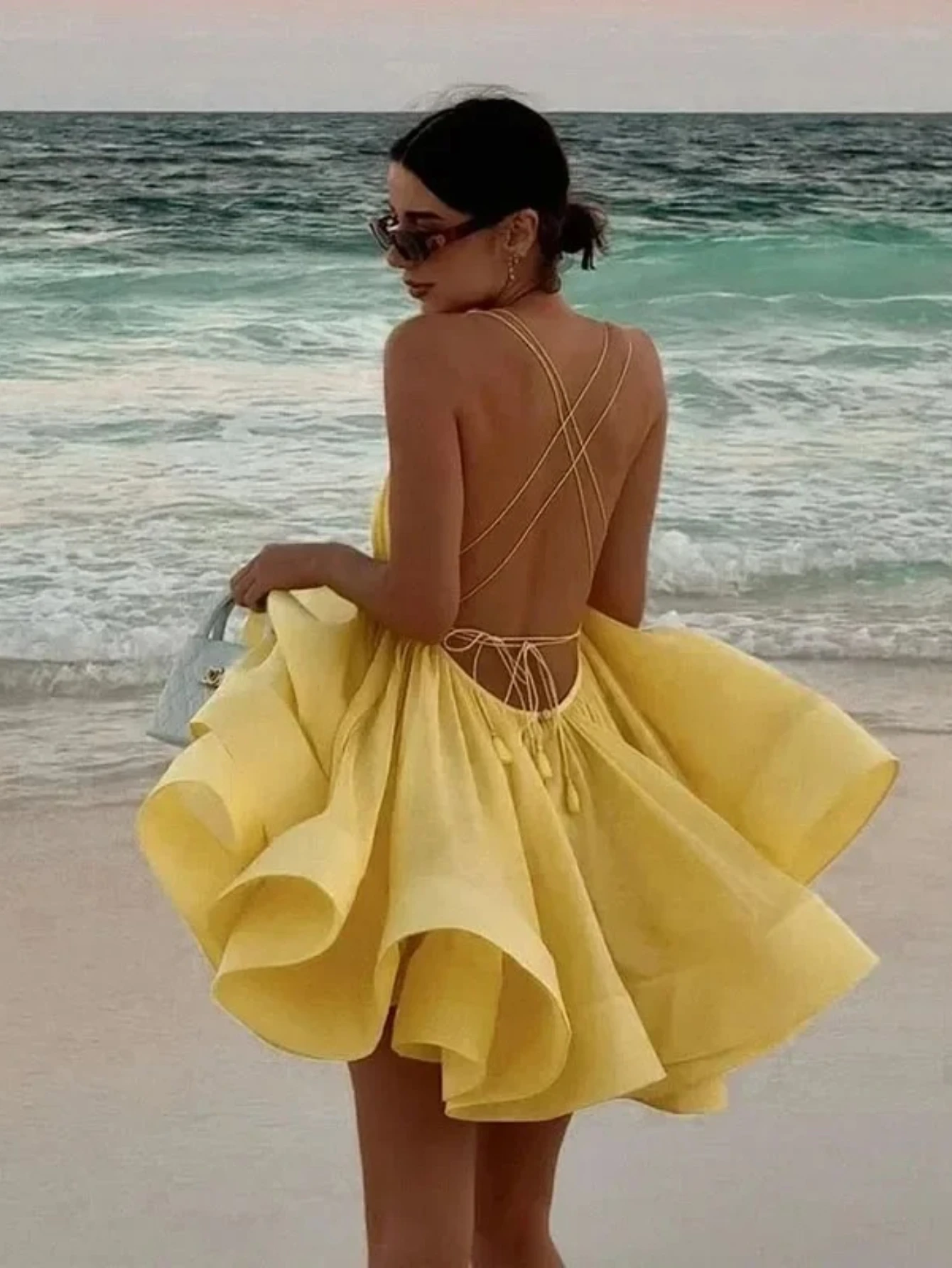 セクシーな背中見せレディースサマードレス 薄手ビーチホワイトシアースパゲッティストラップドレス Vネックノースリーブレースアップミニドレス