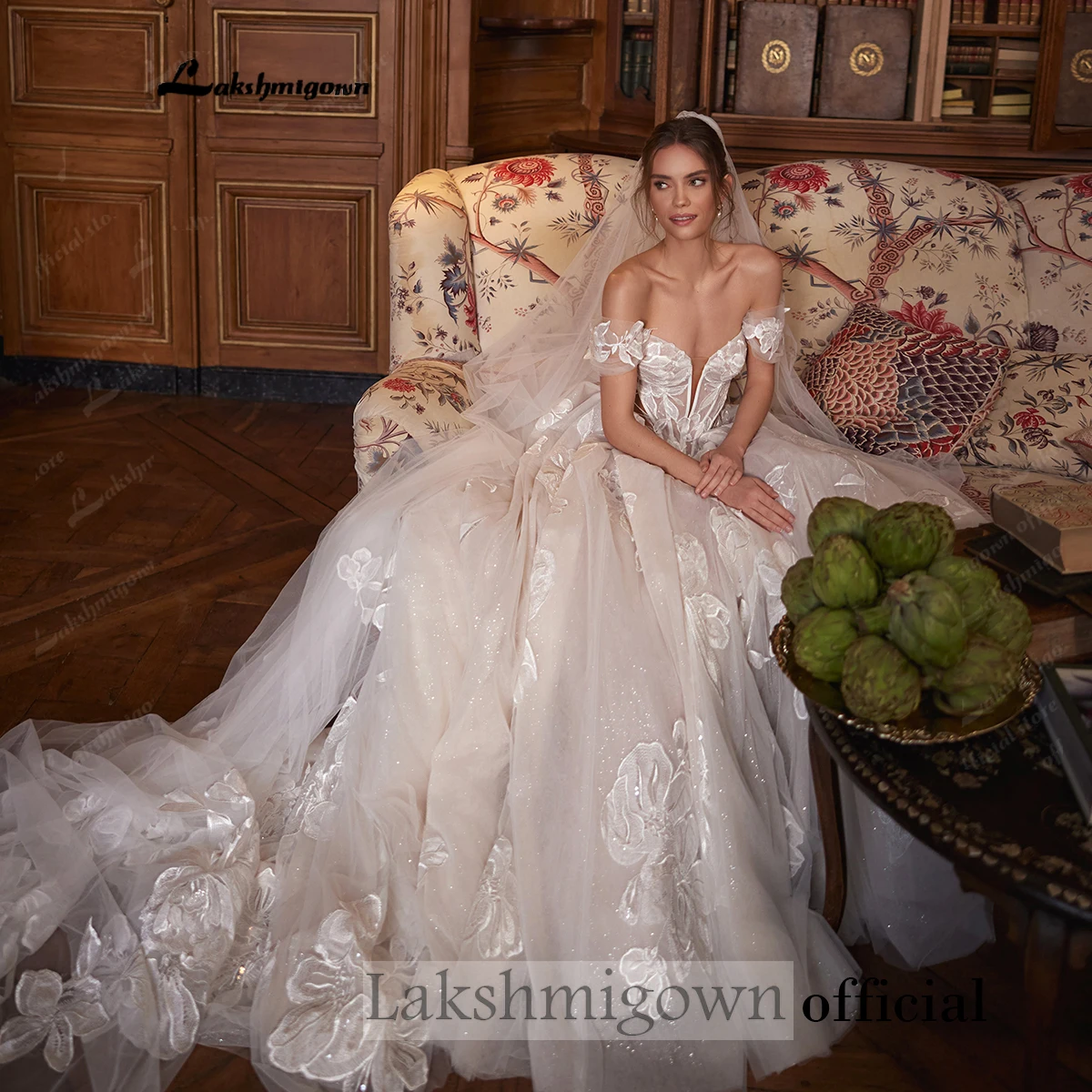 Prinzessinnen-Hochzeitskleid, schulterfreies Ballkleid mit großer Blumenstickerei, glitzerndem Tüll, Korsett-Rücken und langer Schleppe – Detail 8
