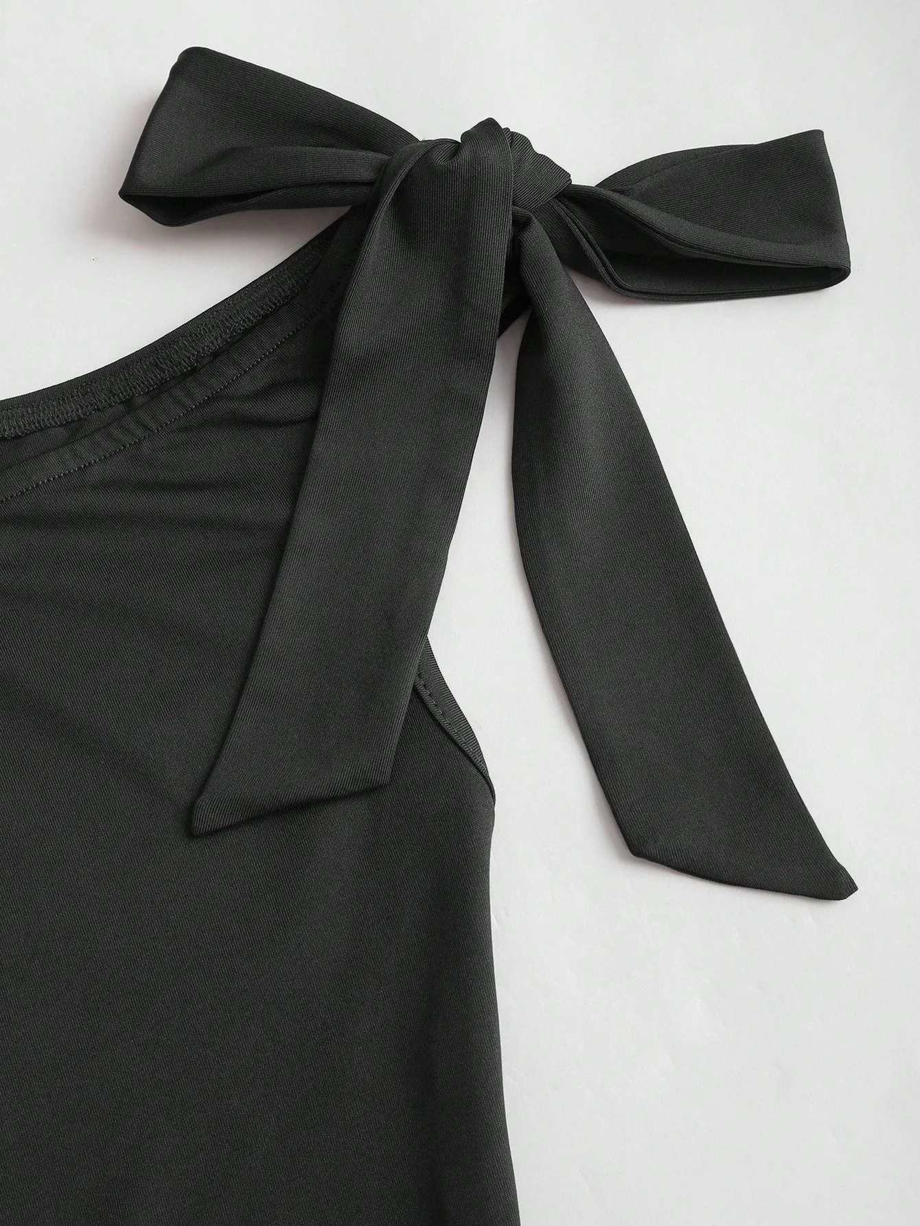 Robe mini asymétrique à une épaule pour femme, avec taille froncée, ourlet à volants et accent floral