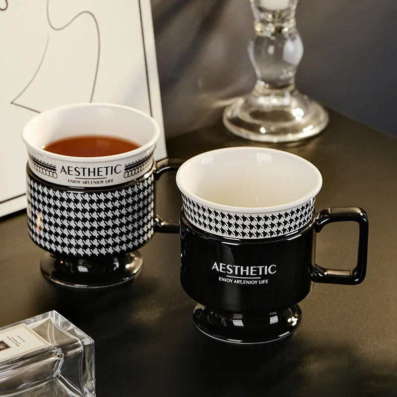 

‌ Керамическая кофейная кружка во французском стиле с высокой ножкой, элегантная офисная чашка для пар с узором «гусиные лапки», роскошный подарок для нее ‌