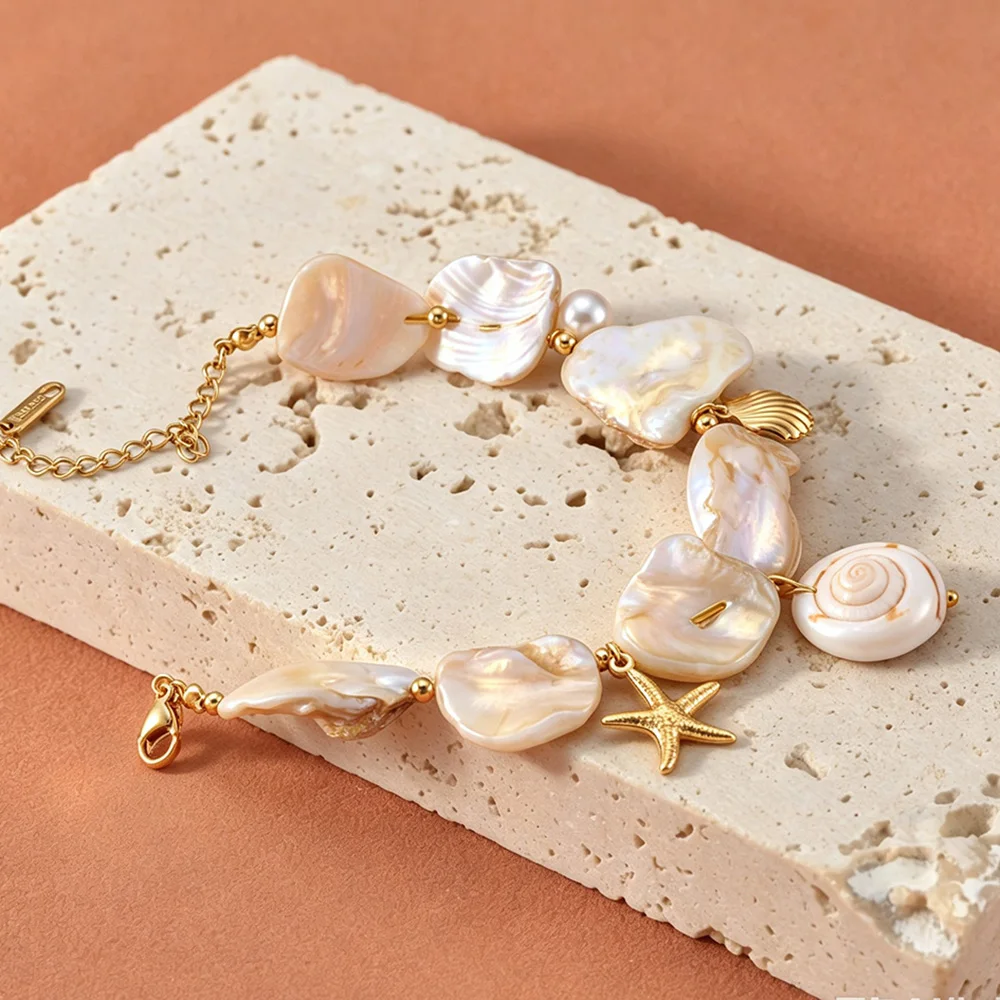 JeeMango Trendiges Armband im Barock-Stil mit Muschel- und Seestern-Anhänger für Damen, vergoldeter Edelstahl, Sommerurlaubsschmuck B26064