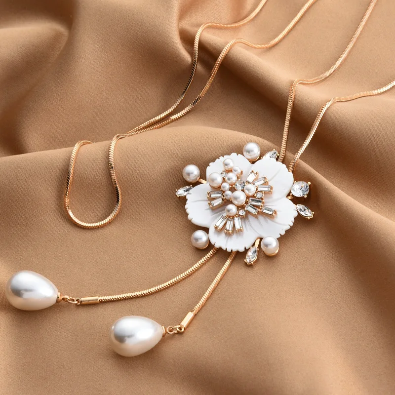 

The new autumn and winter ins floral sweater chain is a fashionable, simple and elegant tassel necklace for women