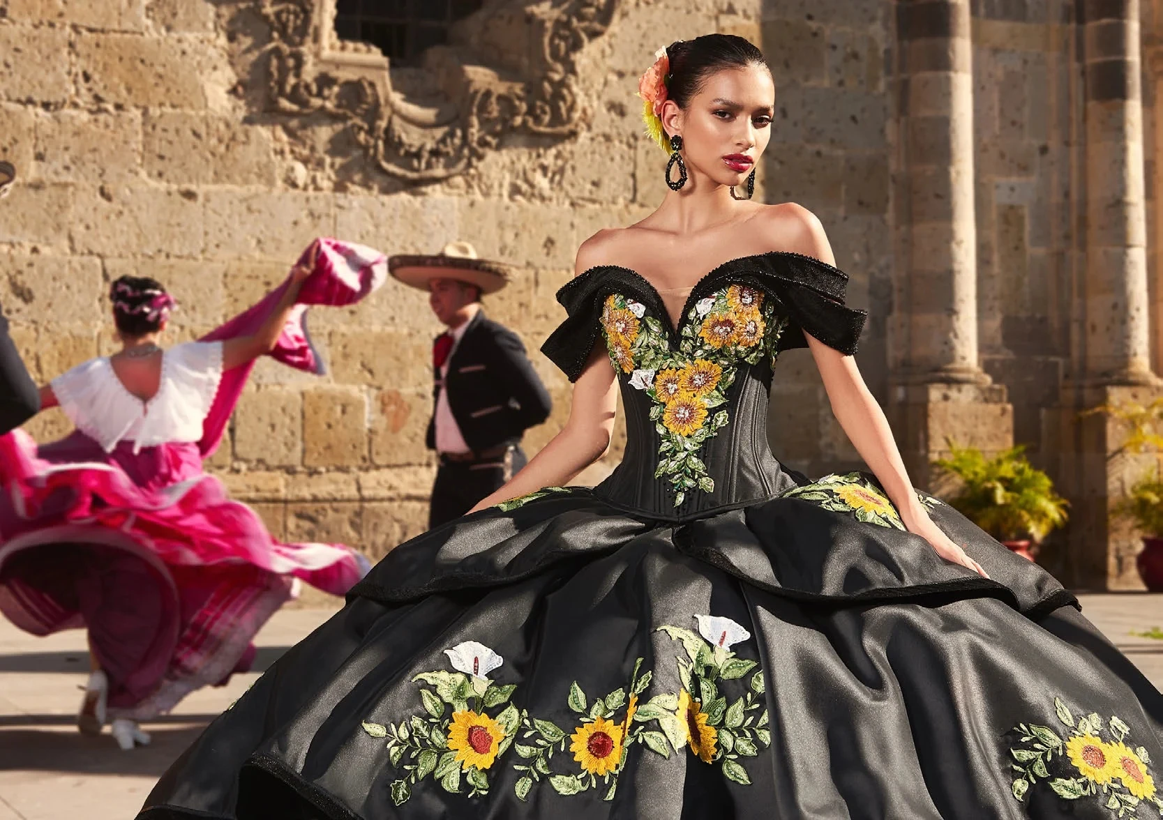 สีดํา Charro Quinceanera Ball Gown ปิดไหล่ Organza Applique Ruffles เม็กซิกันหวาน 16 ชุด 15 Anos ที่กําหนดเอง