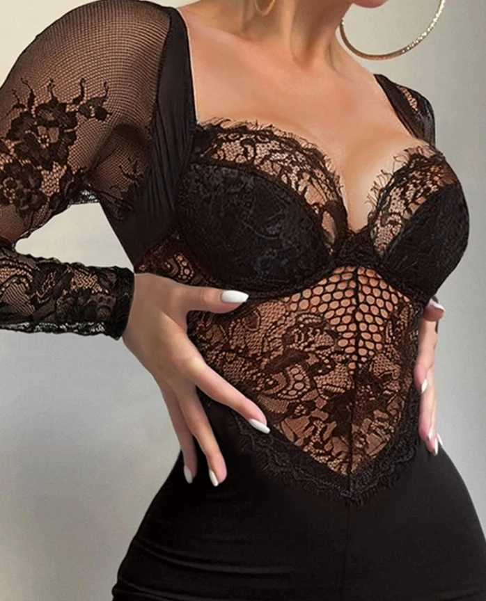 Macacão Feminino Ajustado com Decote em V Profundo, Manga Longa, Silhueta e Corte que Realça a Silhueta