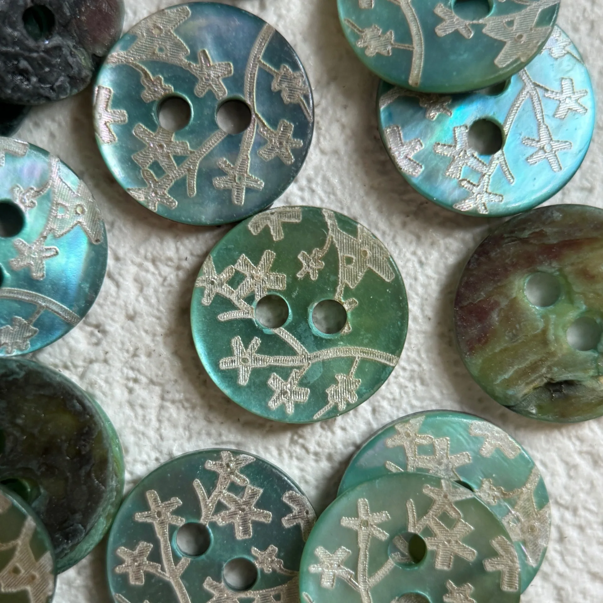 20Pcs 11.5mm Natural Shell Two-Hole Button Green Leaf Branch Vintage Shirt Coat Small Clothes Accessories Decorative Button D102