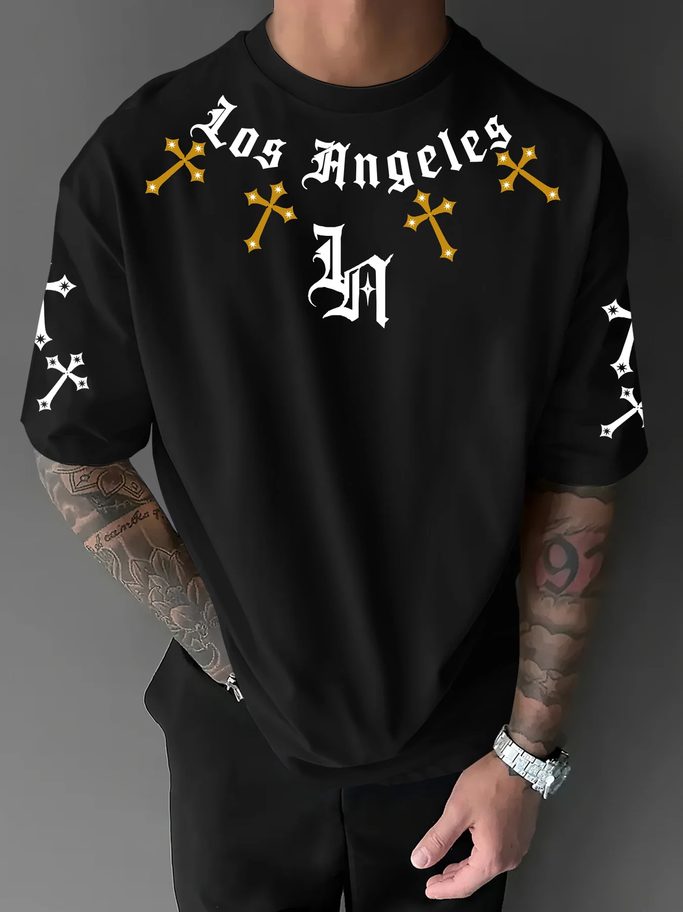 Men's Loose Fit T-Shirt, Neckline Los Angeles Script & Sleeve White Cross Decor Pattern Print, Trendy Gothic Streetwear, S-XXL