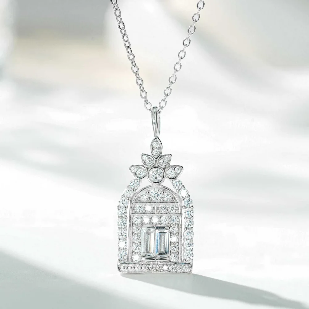 PT950 platinum collar necklace with full diamond inlay in the style of bold setting. Simple yet stylish, highly versatile