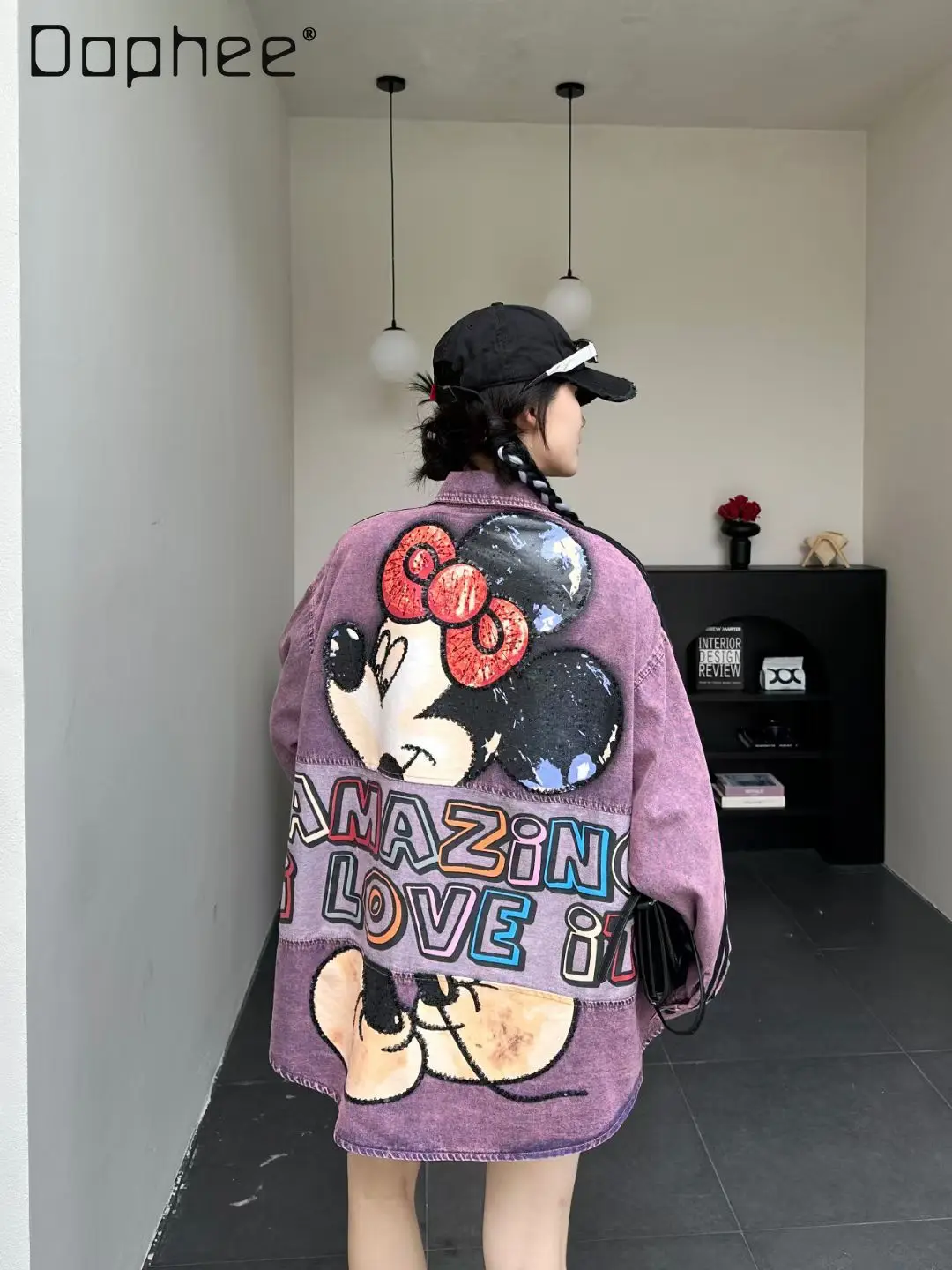 

Новая весенняя джинсовая рубашка 2026 года с мультяшным принтом, тяжелой вышивкой и пайетками, высококачественный легкий люксовый тренчкот с мультяшным принтом для женщин