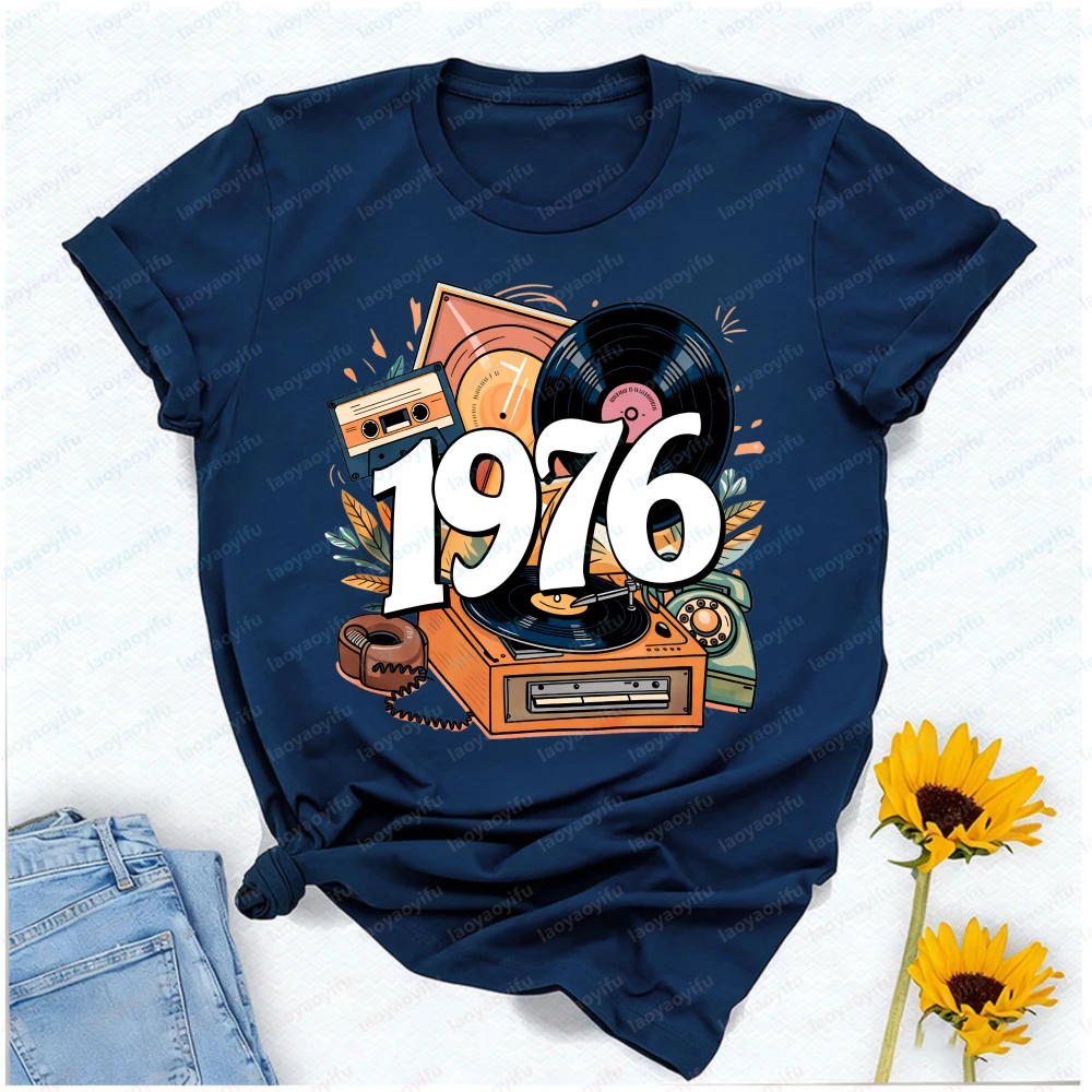 1976 Retro Music T-Shirt Graphic Tee with Record Player & Cassette Tape, Ideal 50th Birthday Gift for Nostalgic Music Lovers