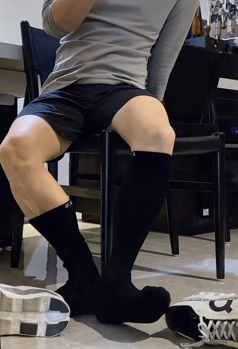 Kaus kaki kaus kaki panjang untuk pria, Kaos Kaki stoking olahraga sepak bola nyaman warna polos, kaus kaki warna hitam putih untuk pria