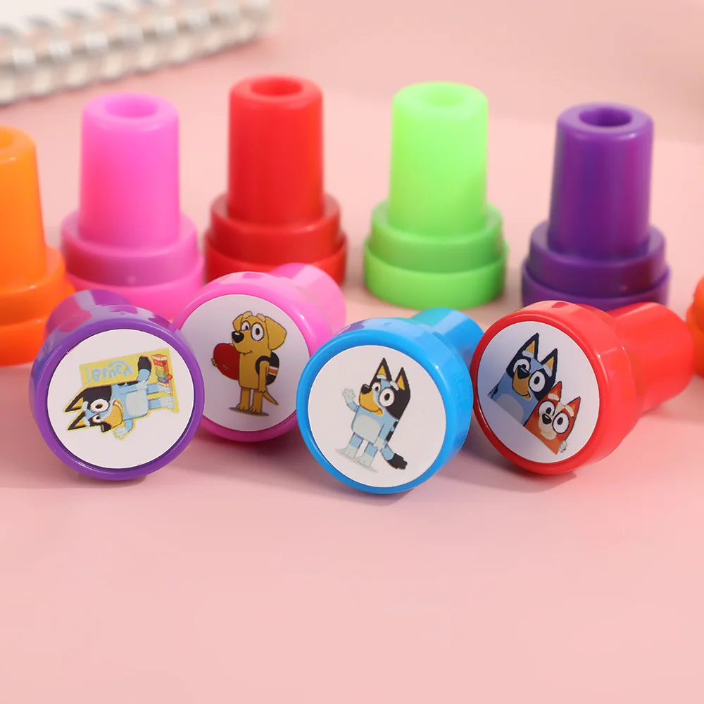 Bluey Bingo Seal Toys أنيمي الشكل الكعك محظوظ الجوارب لطيف الكلب الملونة الطباعة ختم البريد هدية عيد ميلاد للأطفال