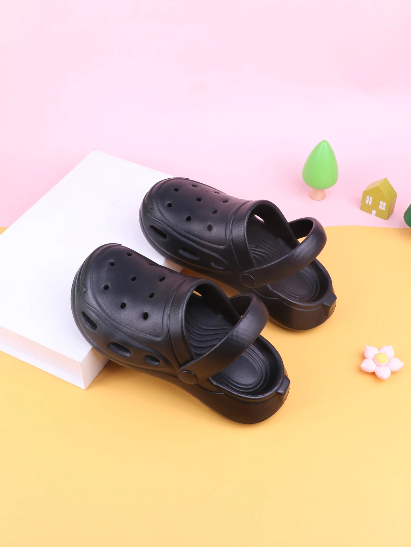 Pair of black kidsren\'s sandals for summer indoor use non-slip girls boys and girls hole shoes fashionable beach shoes baby baby bathing Baotou