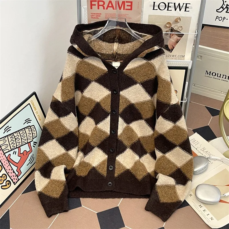 

Ретро-свитер-жакет с контрастной ромбовидной вязкой и длинными рукавами для женщин, осень-зима 2025, свободный и стройнящий трикотажный топ, тренд