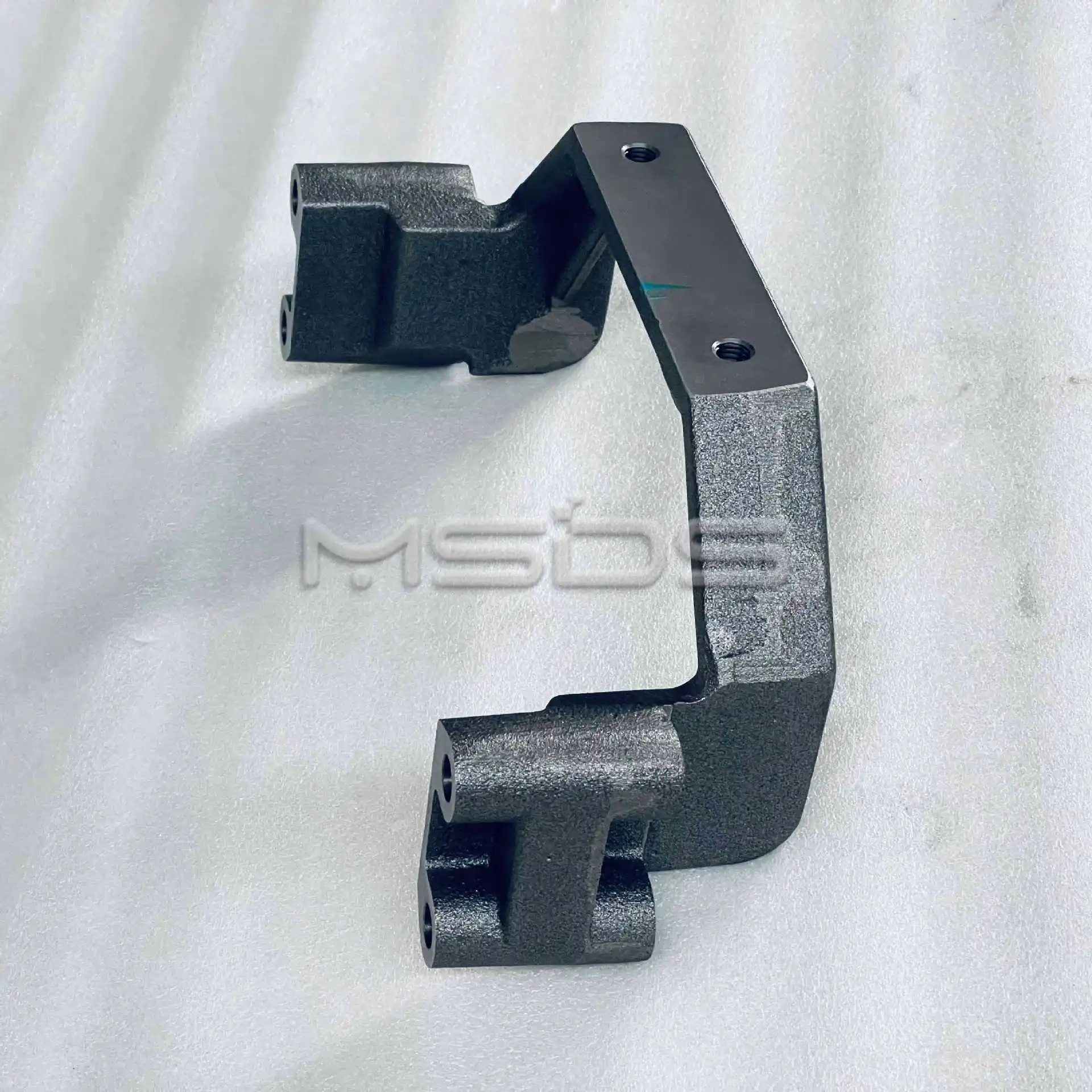 

Suitable for Dongfeng 145 Cummins engine parts 6BT front suspension bracket C4938337