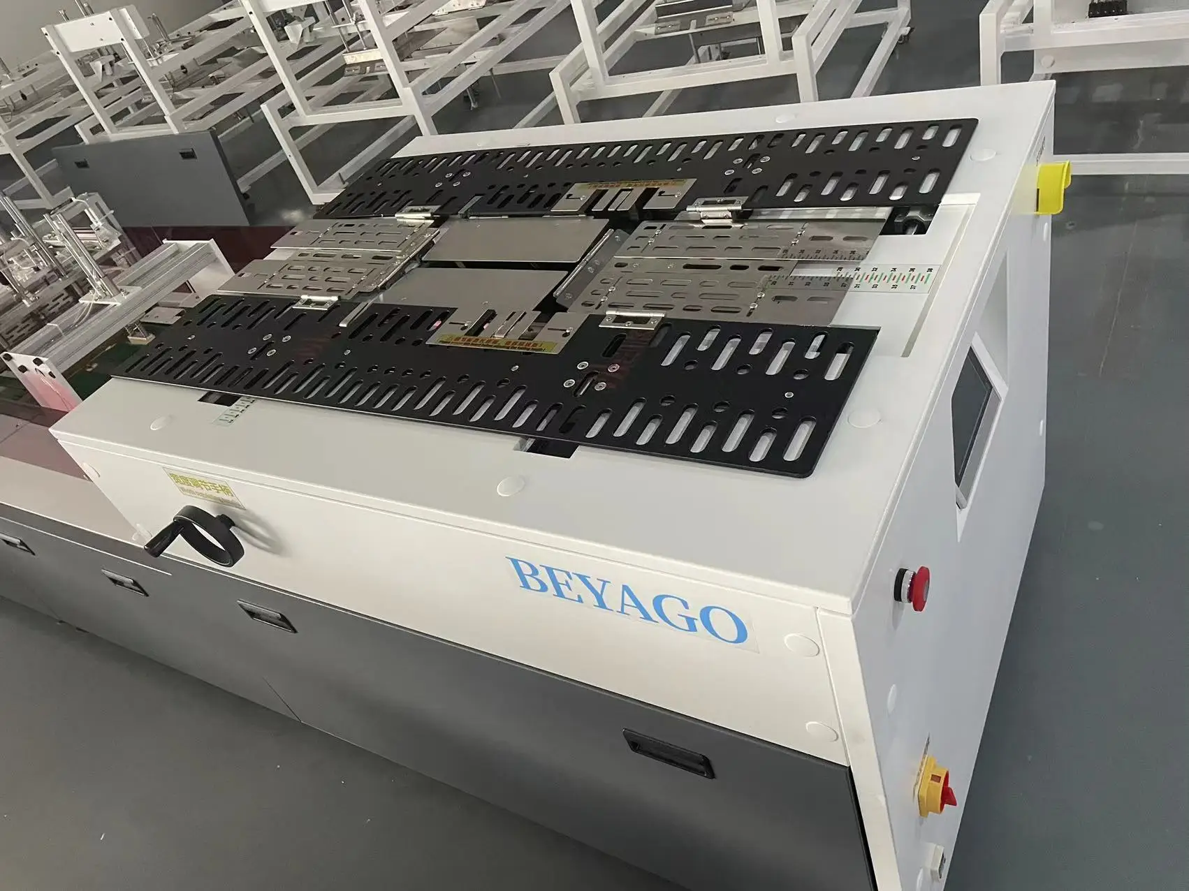 Clothes T-shirt Automatic Folding and Packing Machine/Clothes Apparel Folding Bagging Machine