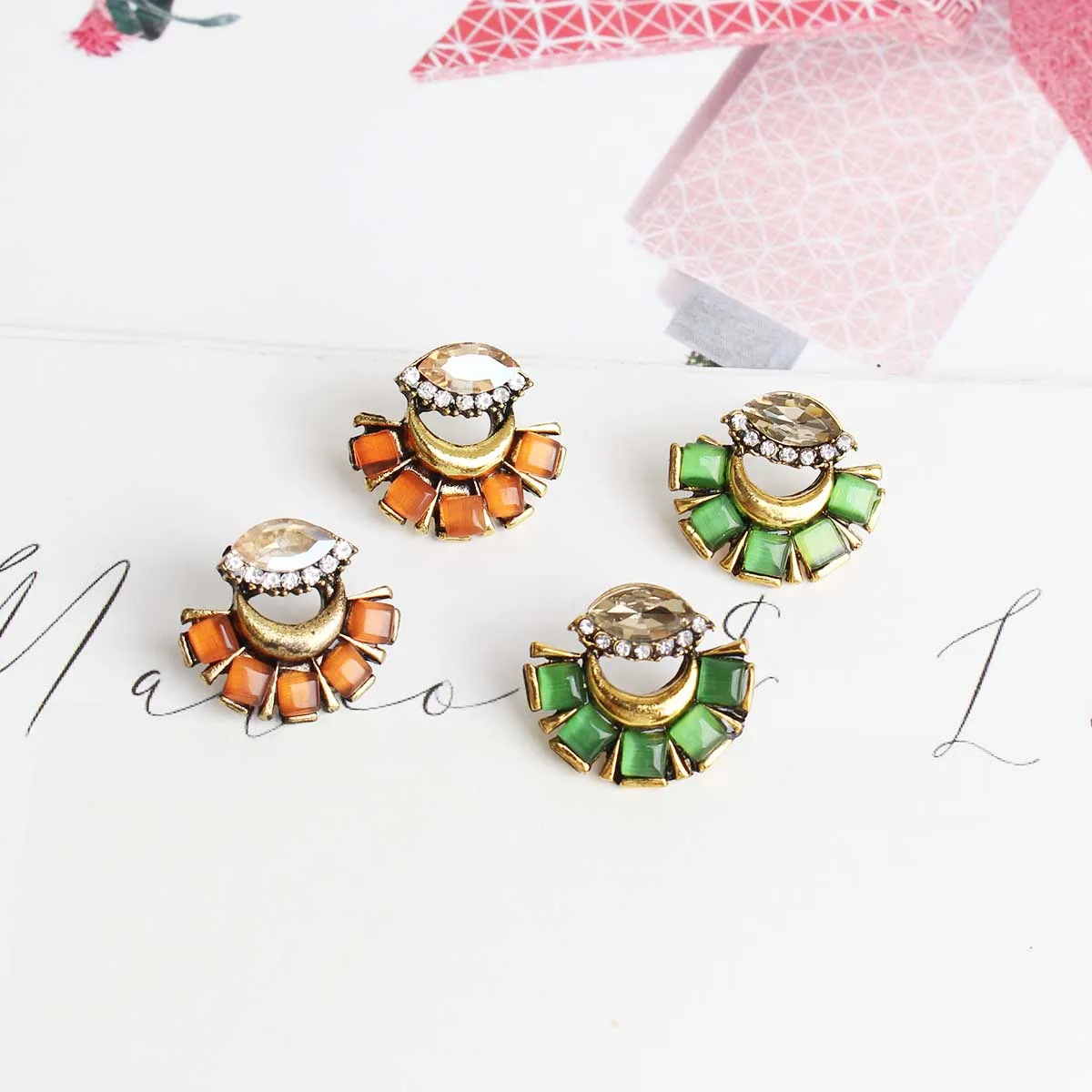 Golden Metal Alloy Moon Stud Earrings Rhinestone Decoration Cat Eye Stone Stud Earrings Women Jewelry 2018 New Arrival