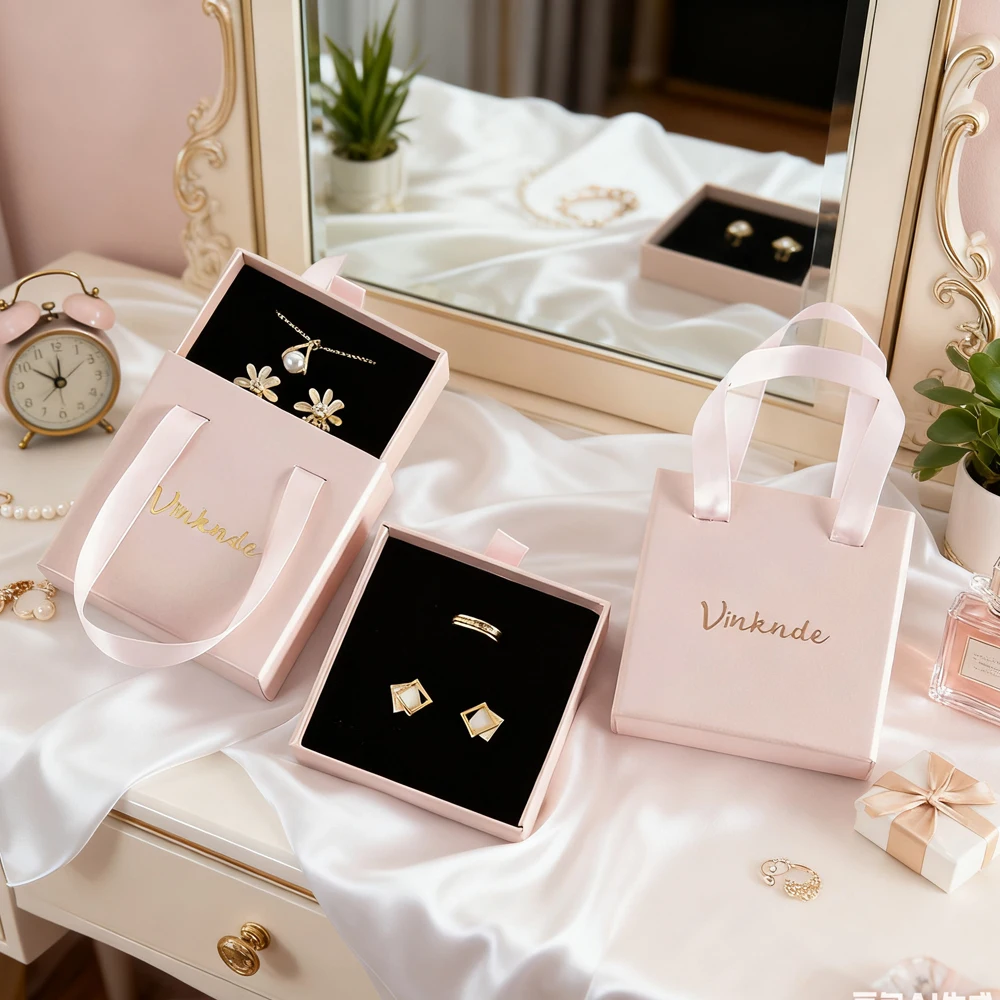 

Пользовательский логотип 9x9x3,2 см шкатулка для драгоценностей бархатное кольцо серьги браслет кулон коробки для хранения путешествия портативный чехол для ювелирных изделий органайзер