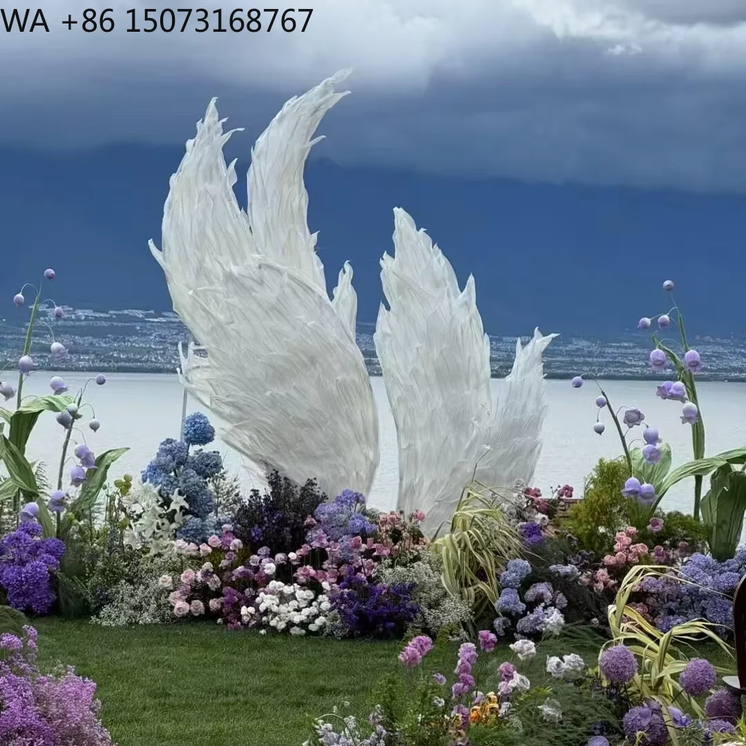 installazione-gigante-di-piume-di-organza-artigianali-per-la-decorazione-della-festa-nuziale-interna-ed-esterna