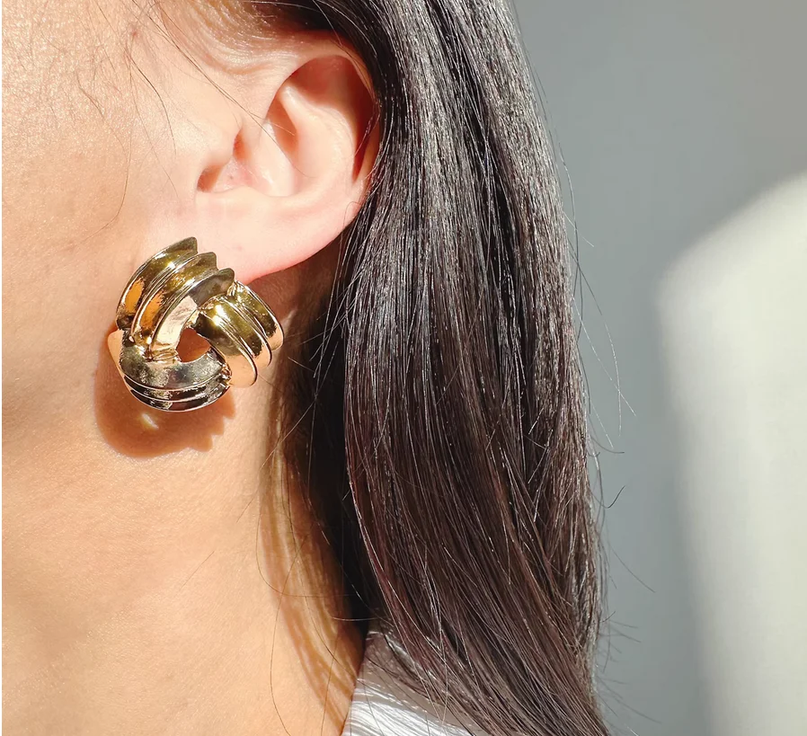 

European and American exaggerated personality wavy twisted circle earrings metal wind peas C-shaped geometric earrings love earr