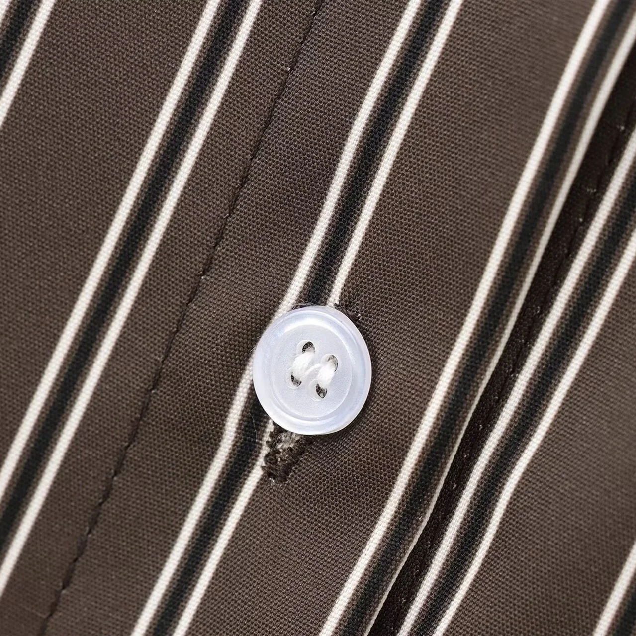 EDSA ผู้หญิงสีน้ําตาล Batwing Stripe เสื้อแขนยาว Cuffs กระเป๋า Patch ปุ่มด้านหน้าสําหรับ Office Lady เสื้อ