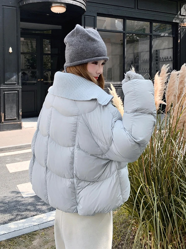 معطف نسائي محبوك من الريش بياقة عالية، دافئ وعصري، تصميم أنيق للشتاء باللون الأبيض